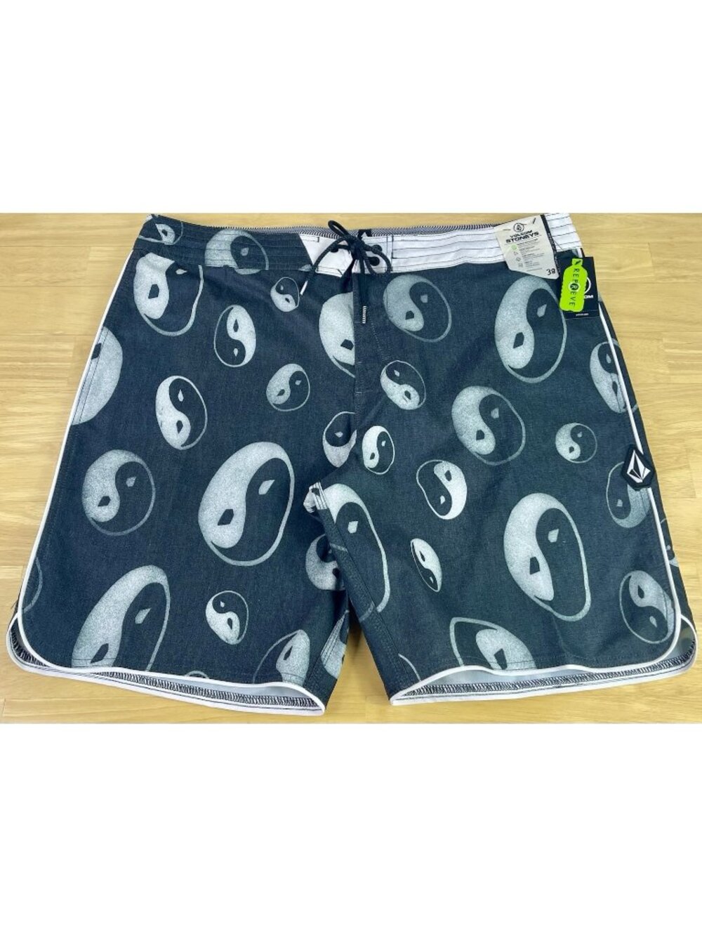 Volcom Sense Scallop Stoney ‘Yin & Yang’ Black/White Board Shorts, Men’s Size 38